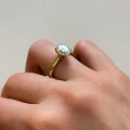 pierscionek-zareczynowy-solitaire-diament-laboratoryjny-2ct-szlif-owalny-zolte-zloto-na-palcu-bok-noelle-hariets.jpg