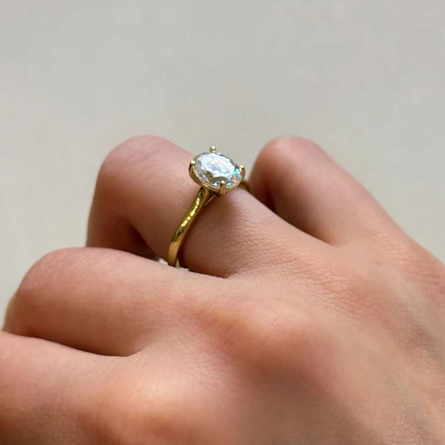 pierscionek-zareczynowy-solitaire-diament-laboratoryjny-2ct-szlif-owalny-zolte-zloto-na-palcu-bok-noelle-hariets.jpg