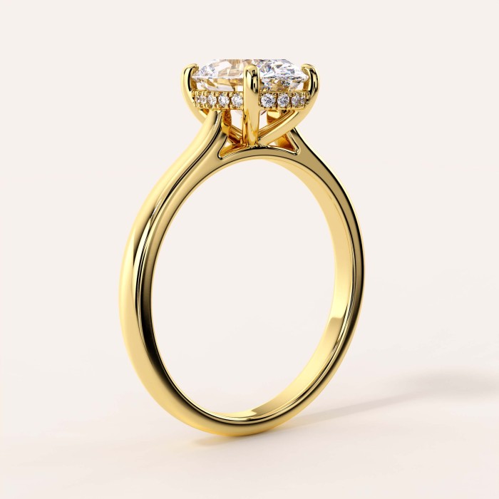 pierscionek-zareczynowy-solitaire-diament-laboratoryjny-2ct-szlif-owalny-hidden-halo-zolte-zloto-bok-noelle-hariets.jpg