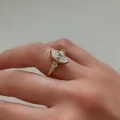 pierscionek-zareczynowy-trinity-diament-laboratoryjny-2ct-szlif-markiza-zolte-zloto-na-palcu-bok-olympia-hariets.JPG