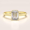 pierscionek-zareczynowy-bezel-moissanit-1ct-szlif-szmaragdowy-zolte-zloto-stellar-hariets.jpg