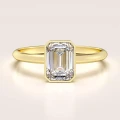 pierscionek-zareczynowy-bezel-moissanit-1ct-szlif-szmaragdowy-zolte-zloto-stellar-hariets.jpg