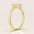 pierscionek-zareczynowy-bezel-moissanit-1ct-szlif-szmaragdowy-bok-zolte-zloto-stellar-hariets.jpg