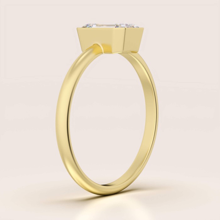 pierscionek-zareczynowy-bezel-moissanit-1ct-szlif-szmaragdowy-bok-zolte-zloto-stellar-hariets.jpg