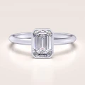 pierscionek-zareczynowy-bezel-moissanit-1ct-szlif-szmaragdowy-biale-zloto-stellar-hariets.jpg