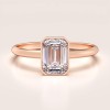 pierscionek-zareczynowy-bezel-moissanit-1ct-szlif-szmaragdowy-rozowe-zloto-stellar-hariets.jpg