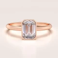 pierscionek-zareczynowy-bezel-moissanit-1ct-szlif-szmaragdowy-rozowe-zloto-stellar-hariets.jpg