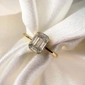 pierscionek-zareczynowy-bezel-moissanit-1ct-szlif-szmaragdowy-zblizenie-zolte-zloto-stellar-hariets.jpg