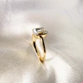 pierscionek-zareczynowy-bezel-moissanit-1ct-szlif-szmaragdowy-zblizenie-bok-zolte-zloto-stellar-hariets.jpg
