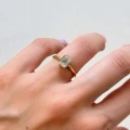 pierscionek-zareczynowy-bezel-moissanit-1ct-szlif-szmaragdowy-na-palcu-zolte-zloto-stellar-hariets.jpg