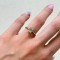 pierscionek-zareczynowy-bezel-moissanit-1ct-szlif-szmaragdowy-na-dloni-zolte-zloto-stellar-hariets.jpg