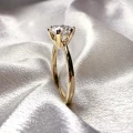 pierscionek-zareczynowy-solitaire-antica-diament-laboratoryjny-1ct-szlif-brylantowy-zblizenie-bok-zolte-zloto-hariets.jpg