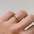 pierscionek-zareczynowy-the-one-diament-laboratoryjny-igi-0-5ct-szlif-brylatowy-zolte-zloto-na-palcu-hariets.jpg