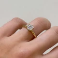pierscionek-zareczynowy-the-one-diament-laboratoryjny-igi-1ct-szlif-brylatowy-zolte-zloto-na-palcu-hariets.jpg