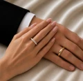 komplet-obraczek-rozowe-zloto-obraczka-bangle-obraczka-polokragla-hariets-na-dloni.jpg