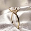 pierscionek-zareczynowy-royal-stones-stella-moissanit-3_5ct-szlif-owalny-zblizenie-bok-zolte-zloto-hariets.jpg
