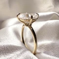 pierscionek-zareczynowy-royal-stones-stella-moissanit-3_5ct-szlif-owalny-zblizenie-bok-zolte-zloto-hariets.jpg