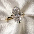 pierscionek-zareczynowy-royal-stones-stella-moissanit-3_5ct-szlif-owalny-zblizenie-front-zolte-zloto-hariets.jpg