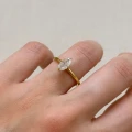 pierscionek-zareczynowy-royal-stones-stella-moissanit-1_5ct-szlif-owalny-na-palcu-zloto-hariets.JPG