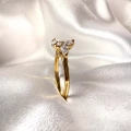 pierscionek-zareczynowy-trinity-amara-moissanit-1-5ct-centralny-szlif-gruszka-zblizenie-bok-zolte-zloto-hariets.jpg