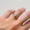 pierscionek-zareczynowy-petit-moissanit-0-5ct-szlif-owalny-na-palcu-bok-zolte-zloto-gracelet-hariets.jpg