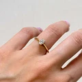 pierscionek-zareczynowy-petit-moissanit-0-5ct-szlif-owalny-na-palcu-bok-zolte-zloto-gracelet-hariets.jpg