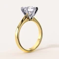 pierscionek-zareczynowy-z-moissanitem-1_5ct-szlif-brylantowy-dwukolorowe-zloto-bok-solitaire-dream-hariets.jpg