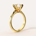 pierscionek-zareczynowy-z-moissanitem-1_5ct-szlif-brylantowy-zolte-zloto-bok-solitaire-dream-hariets.jpg