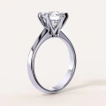 pierscionek-zareczynowy-z-moissanitem-1_5ct-szlif-brylantowy-biale-zloto-bok-solitaire-dream-hariets.jpg