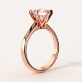 pierscionek-zareczynowy-z-moissanitem-1_5ct-szlif-brylantowy-rozowe-zloto-bok-solitaire-dream-hariets.jpg