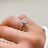 pierscionek-zareczynowy-z-moissanitem-1_5ct-szlif-brylantowy-dwukolorowe-zloto-na-dloni-bok-solitaire-dream-hariets.jpg
