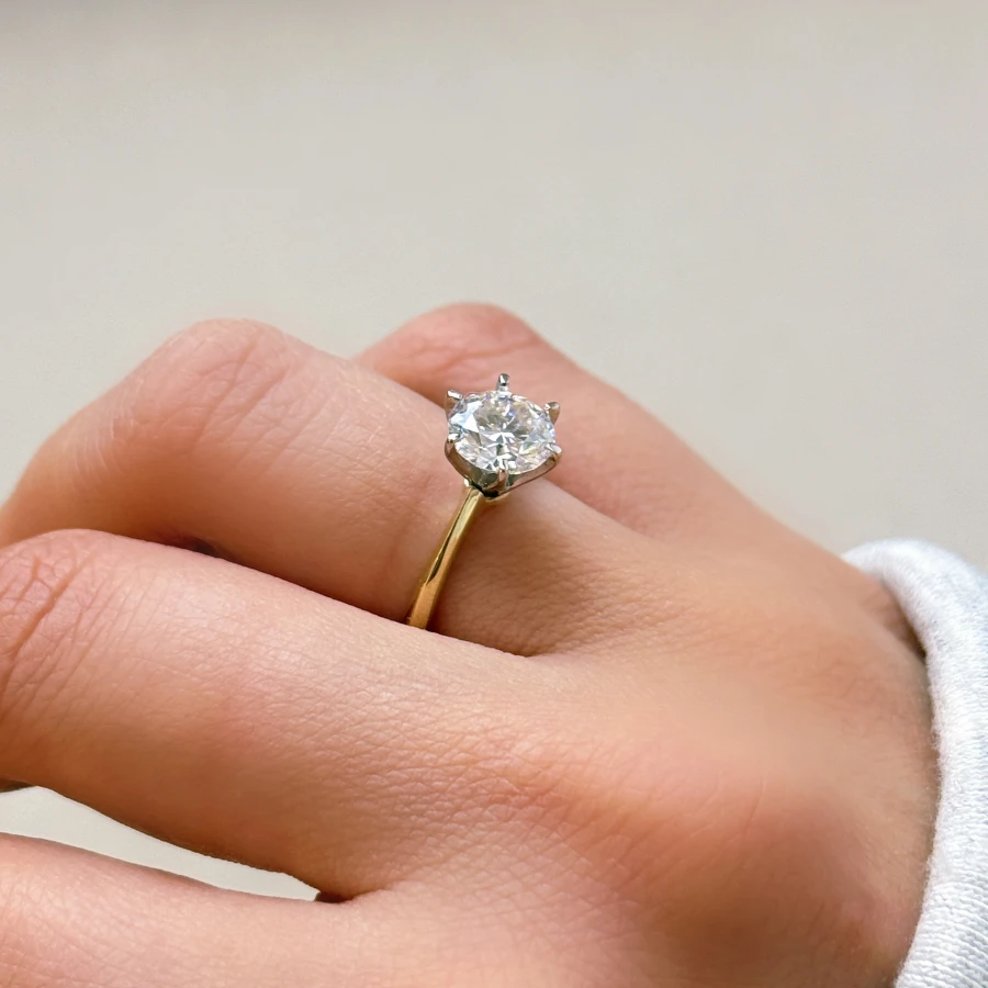 pierscionek-zareczynowy-z-moissanitem-1_5ct-szlif-brylantowy-dwukolorowe-zloto-na-dloni-bok-solitaire-dream-hariets.jpg