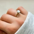 pierscionek-zareczynowy-z-moissanitem-1_5ct-szlif-brylantowy-dwukolorowe-zloto-na-rece-bok-solitaire-dream-hariets.jpg