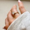 pierscionek-zareczynowy-z-moissanitem-1_5ct-szlif-brylantowy-dwukolorowe-zloto-na-rece-solitaire-dream-hariets.jpg.JPG