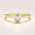pierscionek-zareczynowy-bezel-moissanit-0-5ct-szlif-gruszka-zolte-zloto-drop-hariets.jpg