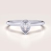 pierscionek-zareczynowy-bezel-moissanit-0-5ct-szlif-gruszka-biale-zloto-drop-hariets.jpg