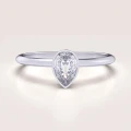 pierscionek-zareczynowy-bezel-moissanit-0-5ct-szlif-gruszka-biale-zloto-drop-hariets.jpg