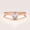 pierscionek-zareczynowy-bezel-moissanit-0-5ct-szlif-gruszka-rozowe-zloto-drop-hariets.jpg