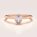 pierscionek-zareczynowy-bezel-moissanit-0-5ct-szlif-gruszka-rozowe-zloto-drop-hariets.jpg