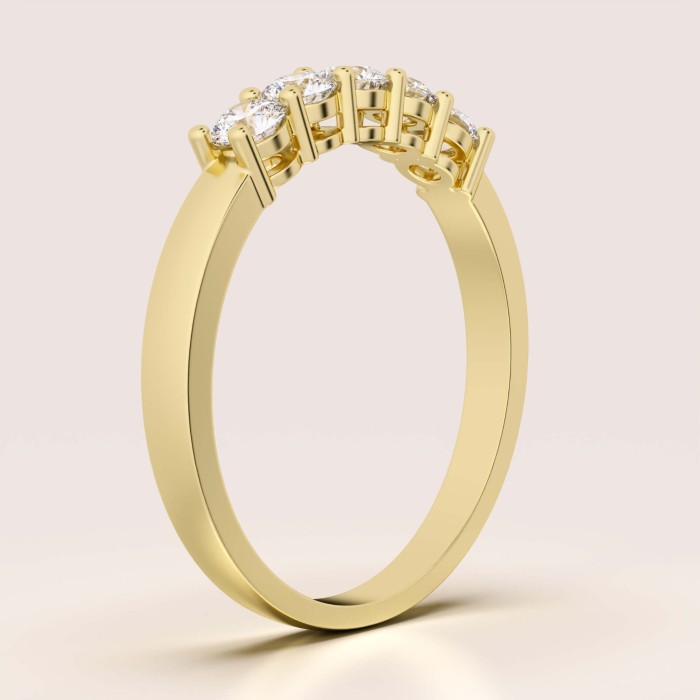 obraczka-z-piecioma-moissanitami-0-5ct-szlif-brylantowy-bok-zolte-zloto-bangle-hariets.jpg