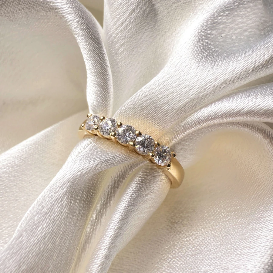 obraczka-z-piecioma-moissanitami-0-5ct-szlif-brylantowy-zblizenie-front-zolte-zloto-bangle-hariets.jpg