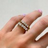 obraczka-z-piecioma-moissanitami-0-5ct-szlif-brylantowy-na-palcu-porownanie-zolte-zloto-bangle-hariets.JPG