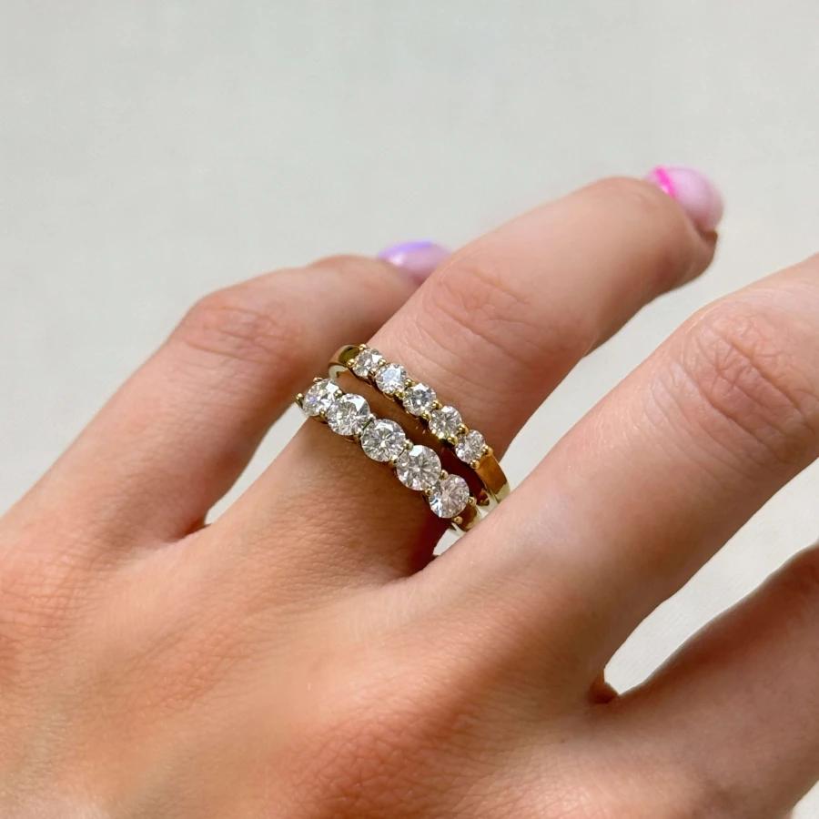 obraczka-z-piecioma-moissanitami-0-5ct-szlif-brylantowy-na-palcu-porownanie-zolte-zloto-bangle-hariets.JPG