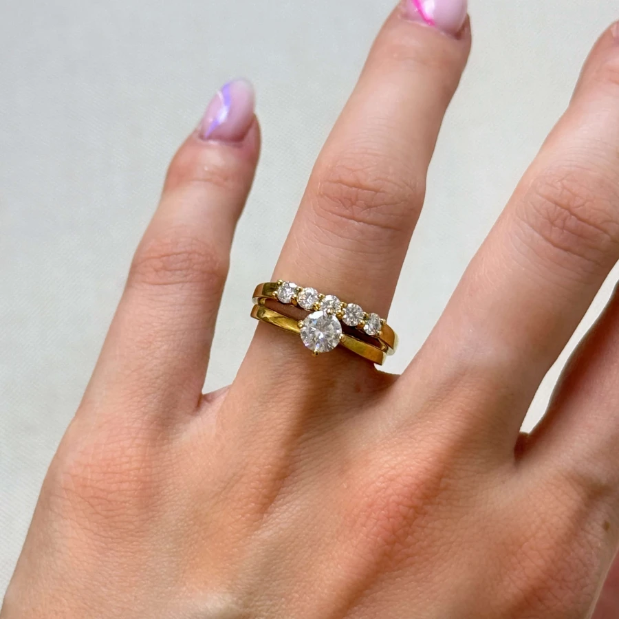 obraczka-z-piecioma-moissanitami-0-5ct-szlif-brylantowy-na-palcu-inspiracja-zolte-zloto-bangle-hariets.JPG